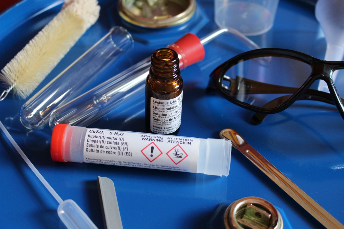 Einige Instrumente und Chemikalien aus dem Chemie-Labor C1000 von Kosmos. #Chemiebaukasten #Chemie #Experimentierkasten #Experiment