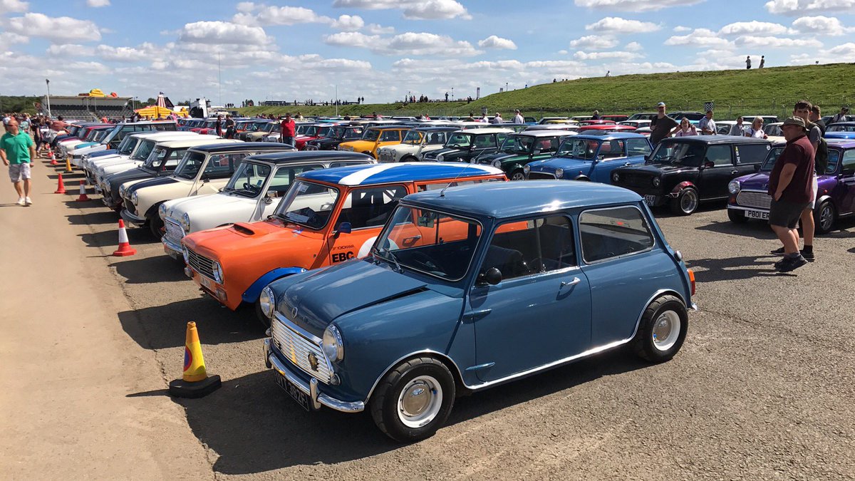 ChrisWalton_'s tweet photo. Stunning weather for #miniinthepark this year #santapod https://t.co/3jSiQj8pgB