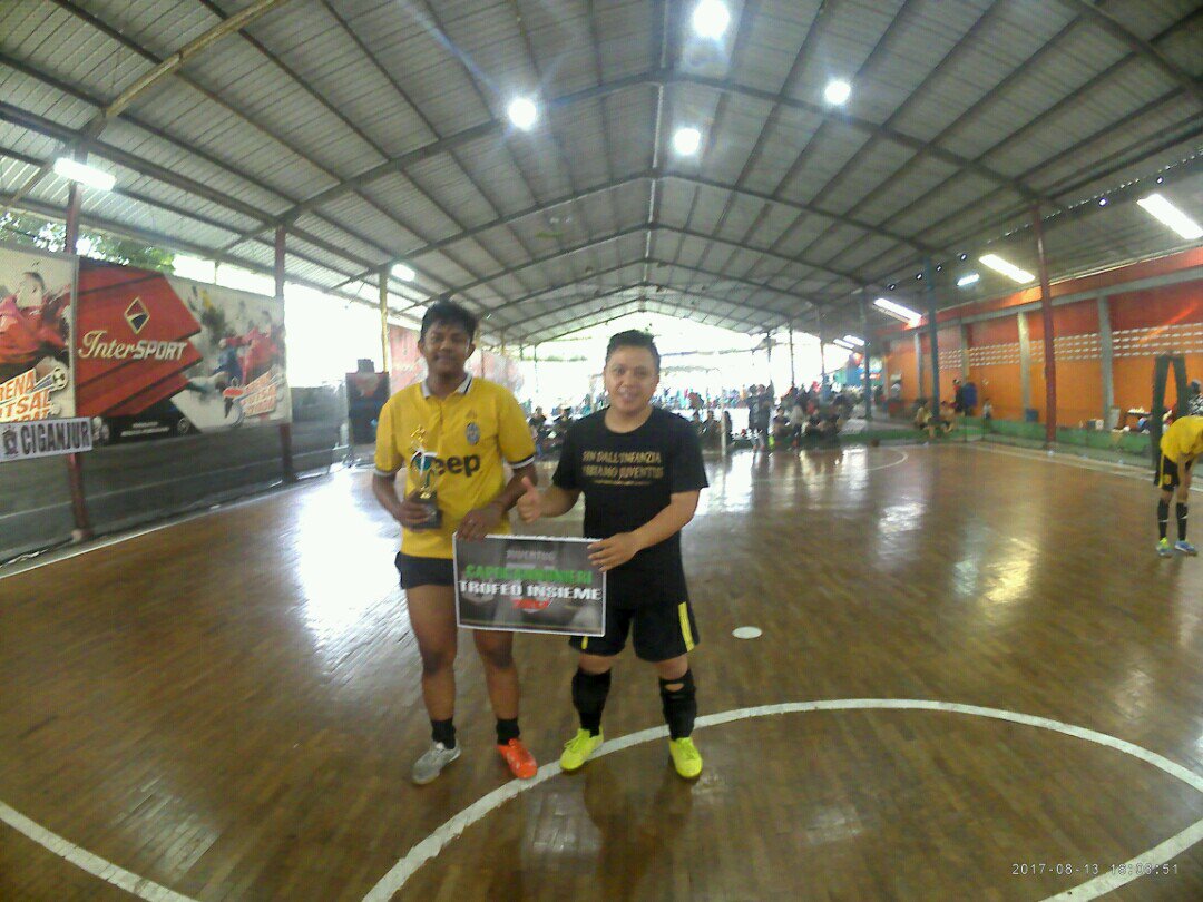 JUVENTINIDEPOK_'s tweet photo. Penyerahan piala #TrofeoCup kepada Div.Olahraga JUDE dan Topskor bang @21MarcelJr . Kece!

#ForzaJUDE https://t.co/GaOt6YRwKB