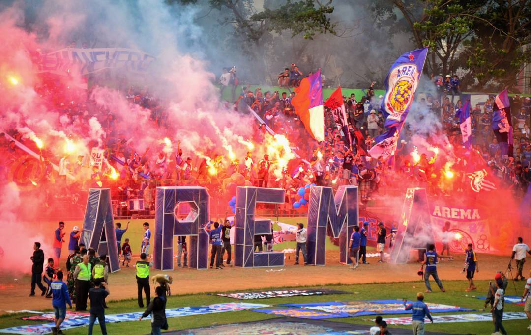NO RASIS, NO ANARKIS TAPI KREATIF. Kado kemenangan untuk Aremania. Nuwus punggawa. Masih ada pertandingan berat lainya. Jaga semangat !!