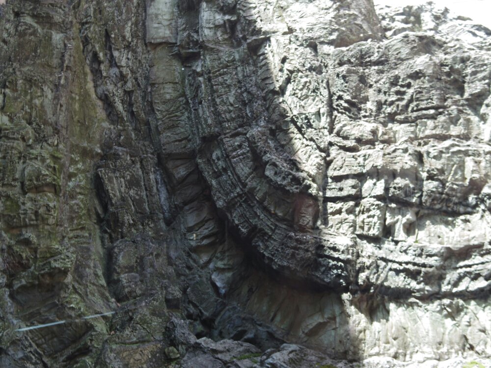 平帆 ひらほ No Twitter 液状化の実験ペットボトル 最初は黒砂 荒い粒 の上の白砂 細かい粒 が黒線のところまで来ているのですが ちょんちょんと突くと 下の黒砂の層が 含まれている水と一緒に吹き出して 表面が沈みます 地質標本館の方が分かり