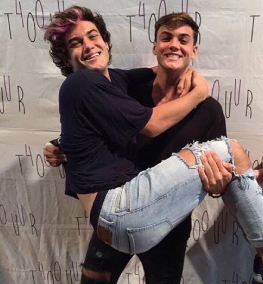 simplydaiisy's tweet photo. oh c'mon these 2 deserve the 4 TCAS 
-
-
my #TeenChoice vote for #ChoiceMaleWebStar is @EthanDolan &amp; @GraysonDolan 💋 https://t.co/JUfJfw6q3N