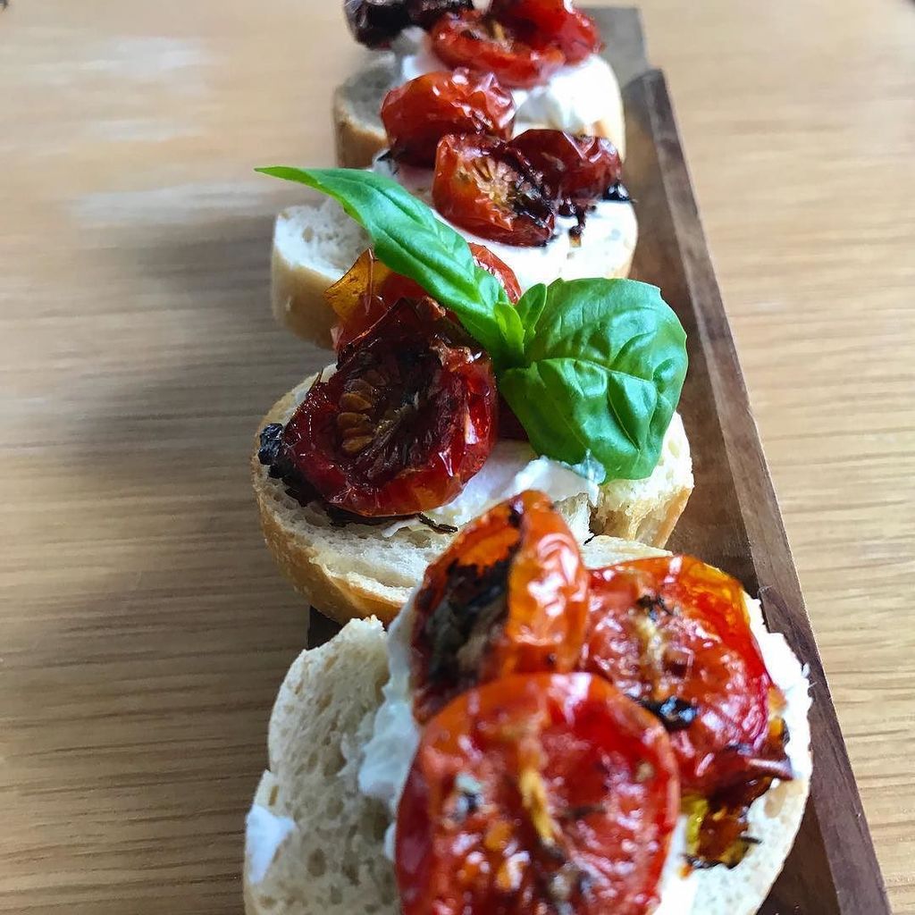 FettaDiCasa's tweet photo. Confit tomato &amp; goats cheese bruschetta #aperitivo #sunday #londonfoodie https://t.co/K9hIXFhu88