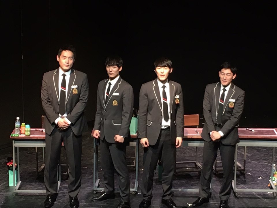 2017_students's tweet photo. 10주년 기념공연
연극 #모범생들

오늘 모범생들과 사인회 함께해주셔서
감사합니다! 만세!🙌🏼

#감사한_마음을_담아
#만세하며_마무리인사하기
#이제_사인회_한번_남았어요 https://t.co/FtpiVZw1sb