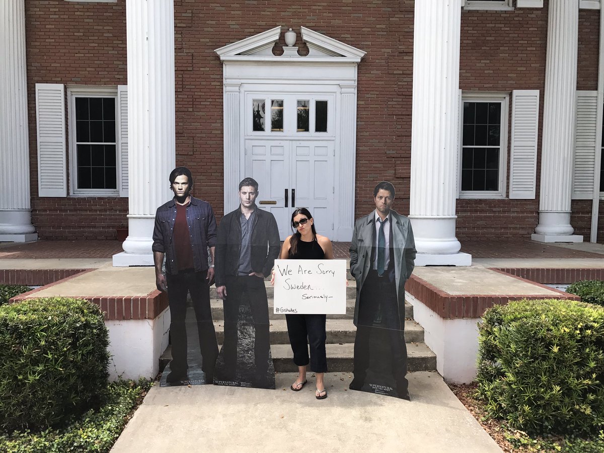 feathers2017's tweet photo. @angedejeudi @gishwhes Fighting City Hall with the guys! https://t.co/74WJdG2WWA