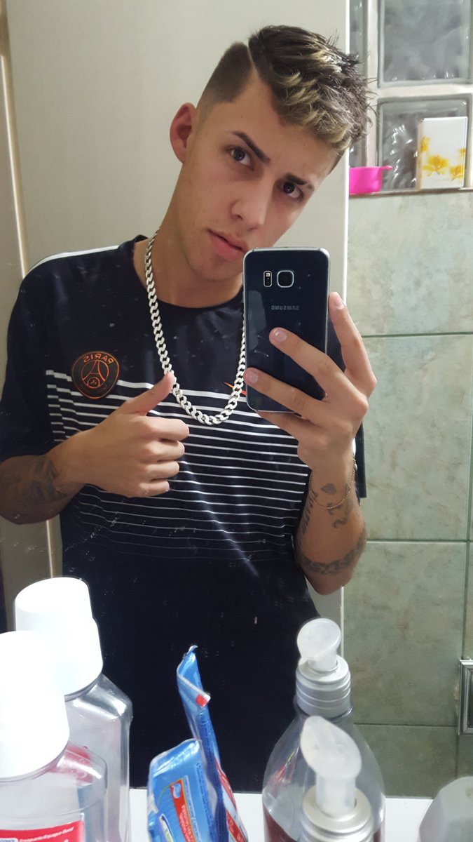mickaelsevero's tweet photo. Eu sei que mexe com sentimentos, mas é proibido se apaixonar 🎶🚫 #arena051 https://t.co/PwWNfFZFJ7