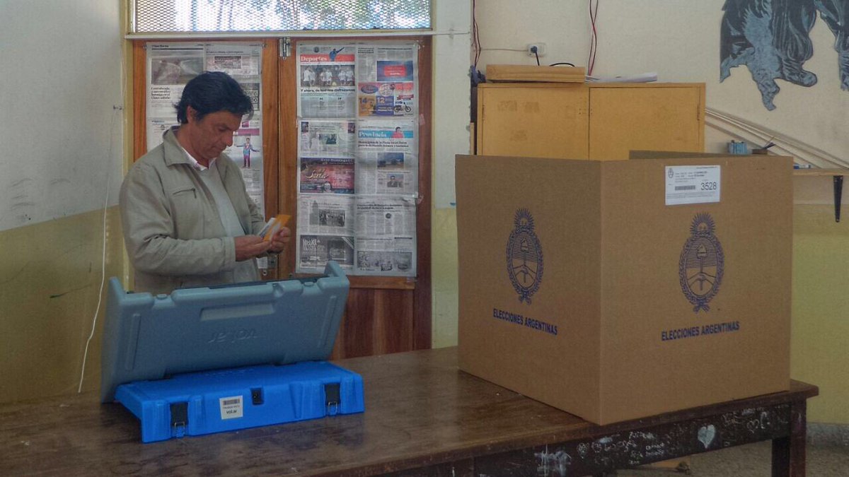 ilupion's tweet photo. Voté en la Escuela Gabriela Toranzos Peretti, mi bisabuela. Convencido que en cada elección tenemos que decidir en qué país queremos vivir. https://t.co/ymBFvjOUrW