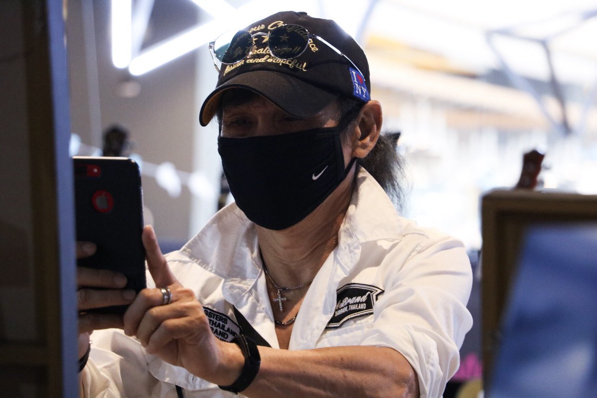 paranoidxpalit's tweet photo. คุณพ่อกำลังถ่ายรูปภาพของผลิตโชค จิงๆแค่คุณพ่อมา ก็น่ารักมากแล้ว 😊(ขออนุญาตคุณพ่อนะคะ)
#WalkOnAirwithPalit
#เป๊กผลิตโชค
#HAPPAPALITDAY2017 https://t.co/8yxHSyFuin