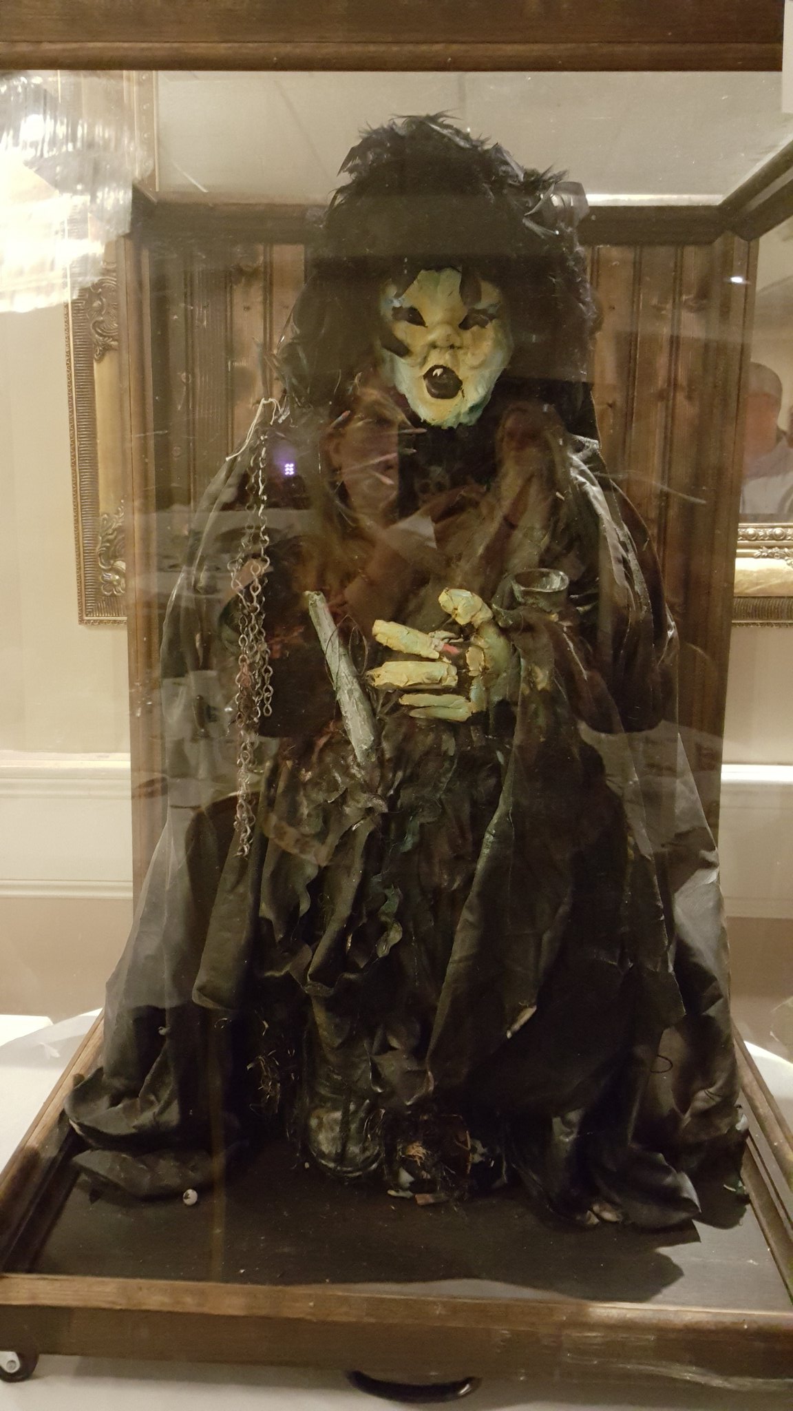 The cheap shadow doll