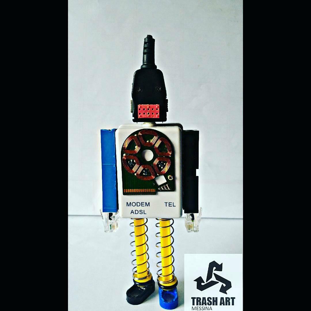 Trashartmessina's tweet photo. #trashart #trashartmessina #arte #modernart #Italia #Messina  Performer: Emanuele Fichera 
Facebook page👉 https://t.co/jtkfjio1VY https://t.co/rYHS4WHmJh