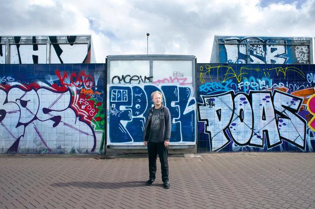 KnackFocus's tweet photo. Een dikke zwart-witstrip die zich afspeelt in Azië? Jazeker, er is een nieuwe Mark Hendriks uit! @Scratchbooks https://t.co/lFzQxPlspc https://t.co/5kDlTpqMS0