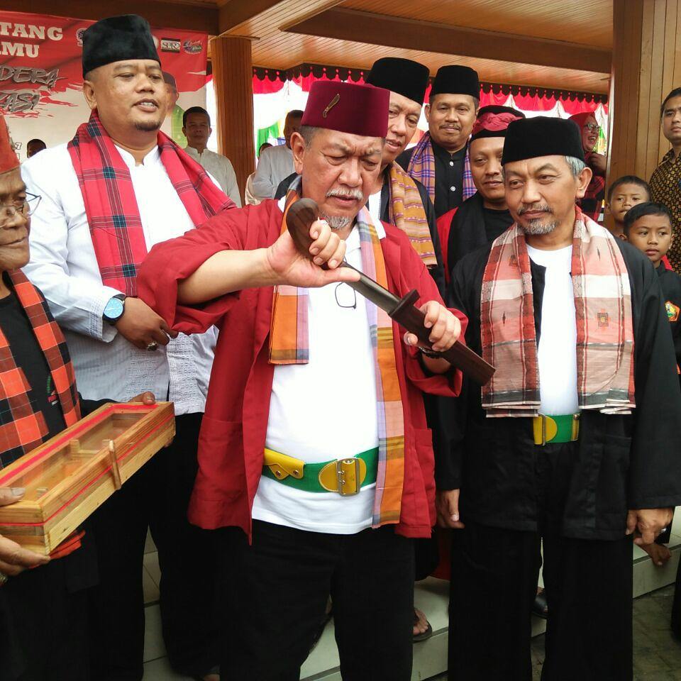 Deddy_Mizwar_'s tweet photo. Nguji kesaktian ni golok bareng jawara2 Bekasi dan bang @syaikhu_ahmad_
 dlm Upacara Bendera Orang Bekasi di Alun-Alun Bekasi.
#DeddyMizwar https://t.co/CySzeURlhd