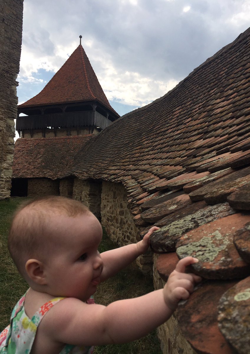 elmenmismanos's tweet photo. Tocando iglesia fortificada de Viscri, patrimonio de la Humanidad por la UNESCO. Uhmm me quiero subir por este tejado https://t.co/RXSoOCNjUN