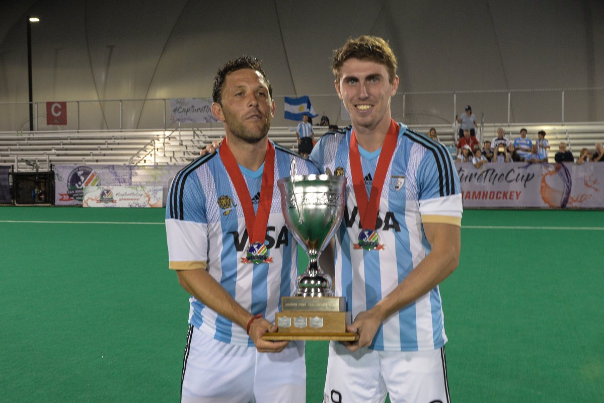 #Capitanes: Pedro Ibarra, capitán de #LosLeones, y Maico Casella, último capitán de #Sub21, levantan la COPA 🏆