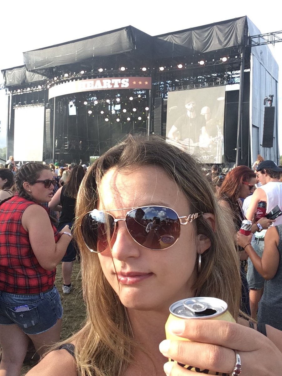 Jilly84D's tweet photo. Saturdays are for the boys....to buy me beer at #bootsandhearts π»#SiriusXMHouse #makeusVIP https://t.co/Dt3yvJ0mJ1
