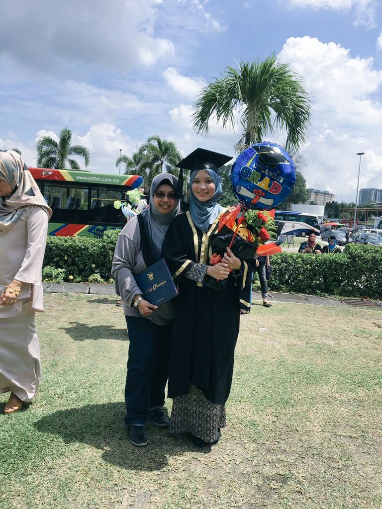 ieqayahaya's tweet photo. For every semester of sweats and tears. Convo ceremony at its awesome! Bachelor of Accounting (Hons.) 🎓 (part 2) https://t.co/A39ZMgJHoW