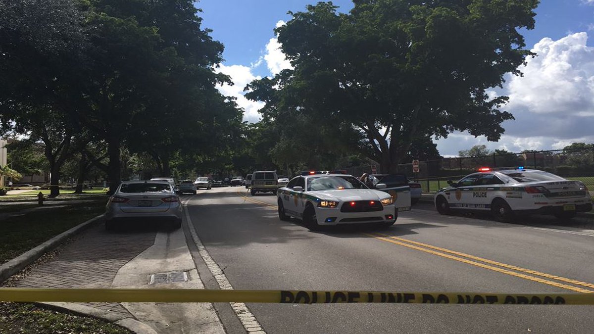 Miami police officer fatally shoots man stabbing woman bit.ly/2uSit4T https://t.co/nMc5LRZdTs