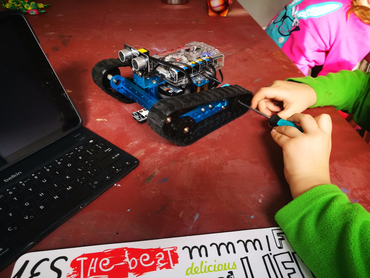 fragadie's tweet photo. Domingo de #robótica con #mBotRanger
En https://t.co/5qiUqHiewX excelentes tips para #hackear y solucionar problemas. Thanks @Makeblock https://t.co/jkn59AaEVW