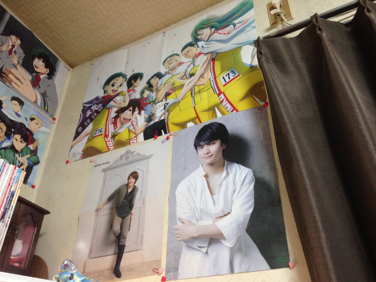 もえぴー ポスター貼り替えたよ 弱ペダ以外は全部貼り替えちゃった 艸 弱虫ペダル 僕のヒーローアカデミア Yurionice 文豪ストレイドッグス イナズマイレブンアレスの天秤 福山潤 宮野真守