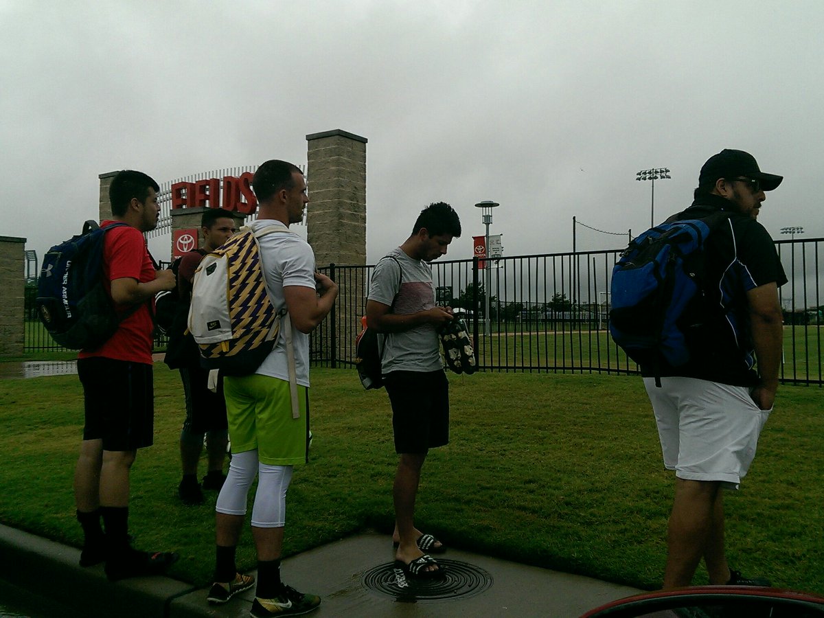 CTLFClobos's tweet photo. Looks like a rain game today ... Kickoff in 35 minutes barring lightning. https://t.co/yrsNCT9DWS