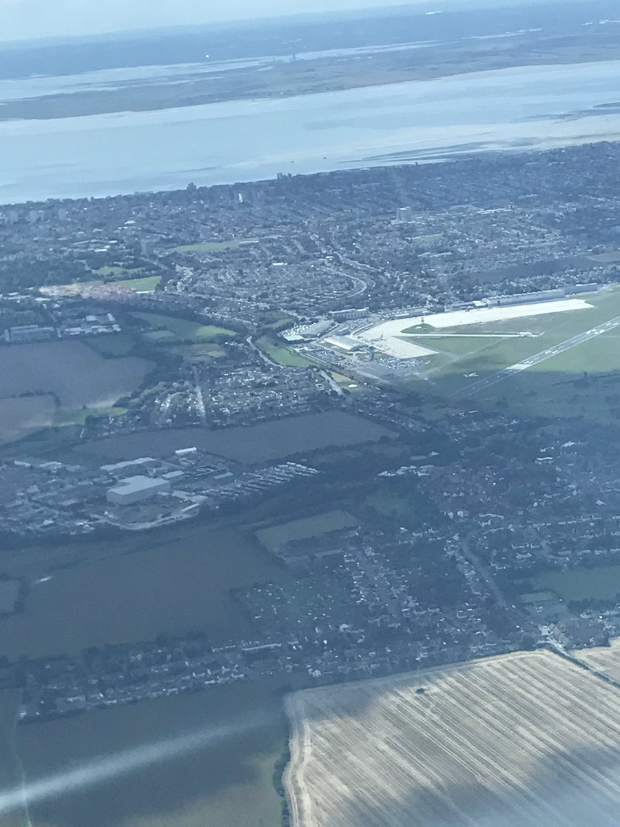 wdward7's tweet image. Sunday flight back with @jtaviator from @Andrewsfield and clearance over #Southend with @easyJet #airbus on short final #idratherbeflying