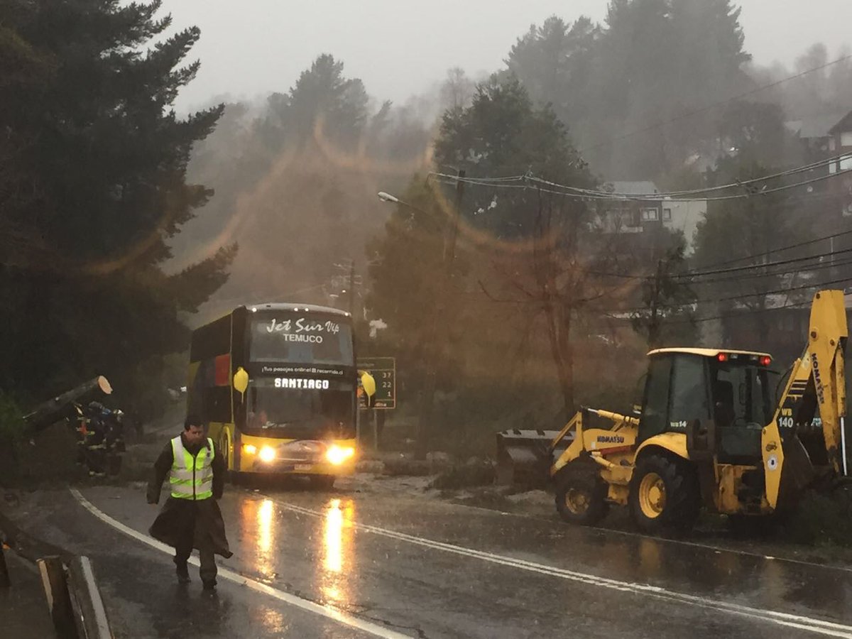 Clave9cl's tweet photo. AHORA PUCÓN: Carabineros informa que ruta a Pucon está suspendida hasta cruce Cruz Blanca por caída de tendido eléctrico y árboles https://t.co/jvLvlkTmWu