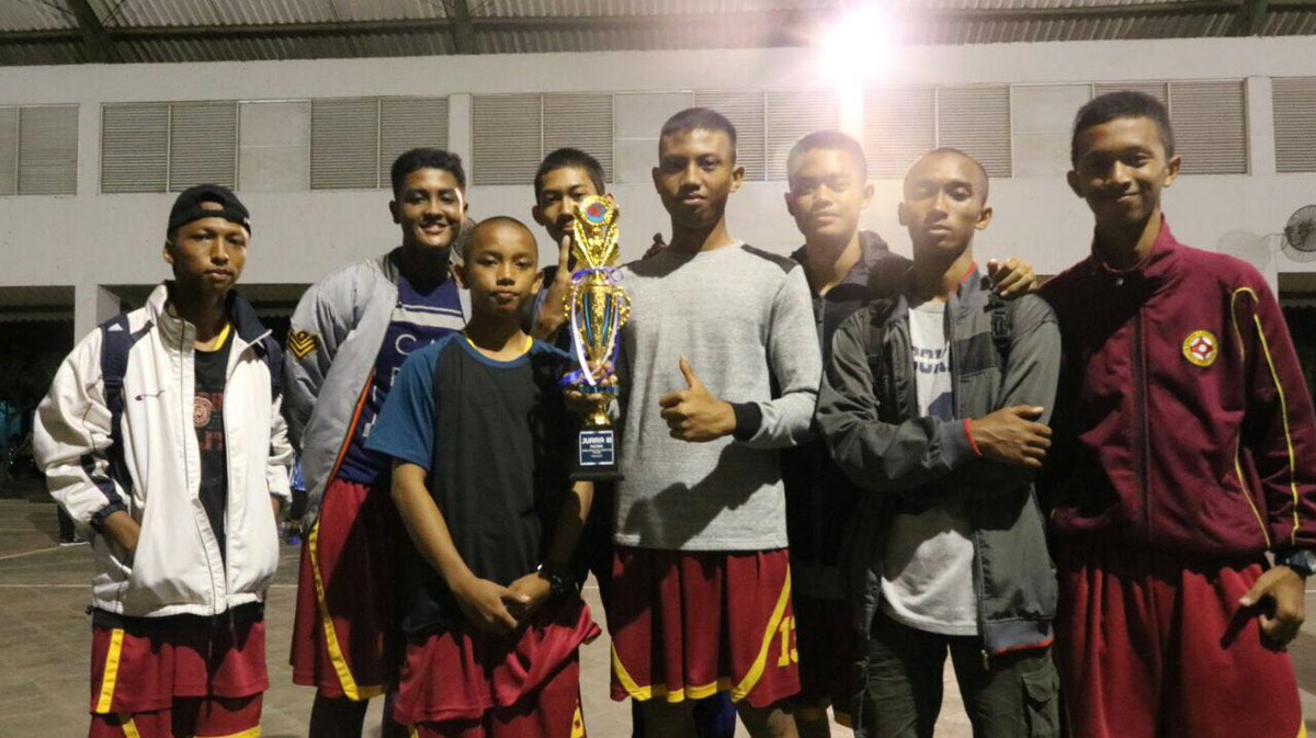 cmb_sman1c's tweet photo. Selamat kepada SMK N 2 Cilacap peraih juara 3 untuk ajang SMANIC BASKETBALL COMPETITION!🎉 https://t.co/FH8mzQg0Ph