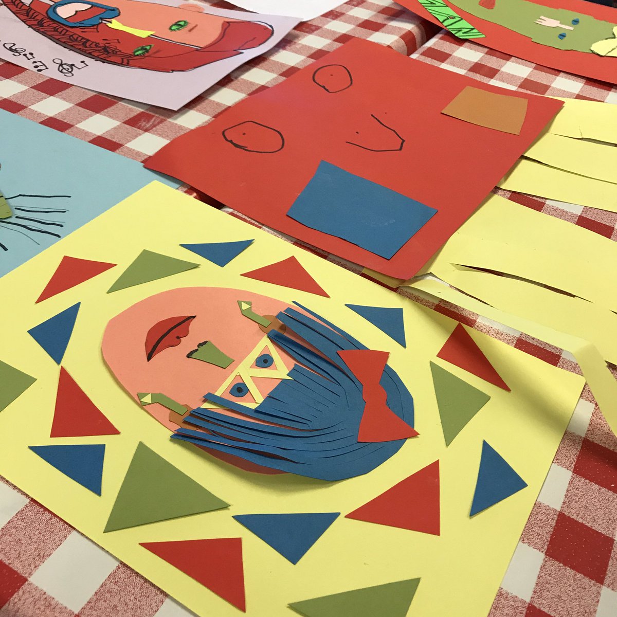 RubbenaArt's tweet photo. #seeandcreate #artworkshop #kidsart #medway #portrait #wonkyportrait #faces Watch out for the next one if you missed this one! https://t.co/qQkdlmrlxl