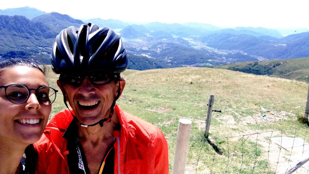 HermanQ2388's tweet photo. Meeting on top of the hill with pieces of the family for a snack #capanna #montebar #sunday #ride4fun @senzabici 🗻🌞🔝 https://t.co/5S9nefxY4V