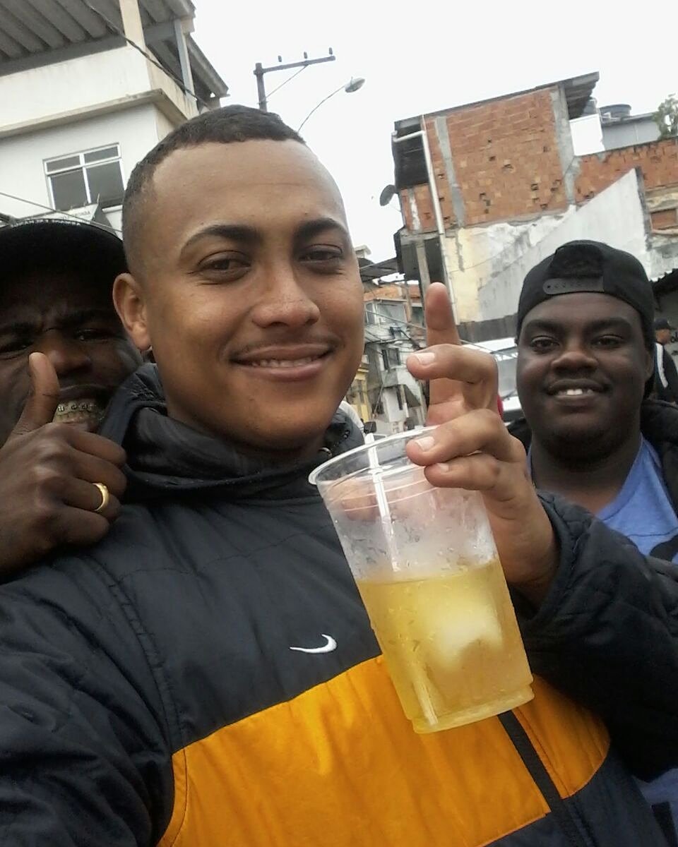 Cinquenta556's tweet photo. Pau quebro sexta na #cpcity as fodinha  Família jura 😎💪✌🎈🎈🎈🎈🚇👐 https://t.co/oD6psyWvBB