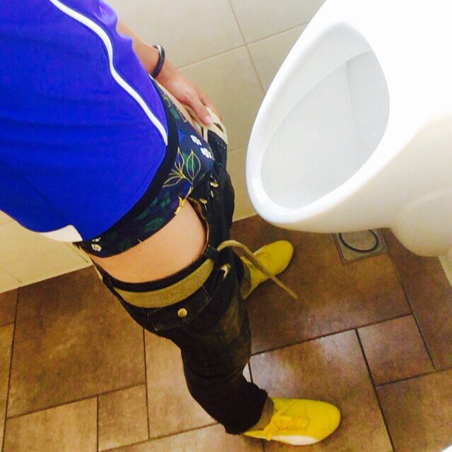 かずくり No Twitter ドイツのトイレは基本的に有料でした 50セントを機械に入れるかおばちゃんに渡す 男子トイレは何故かどこも ちんちん丸見えスタイル そして受け皿の位置が異様に高い Https T Co Yyb4uqfxcq Twitter