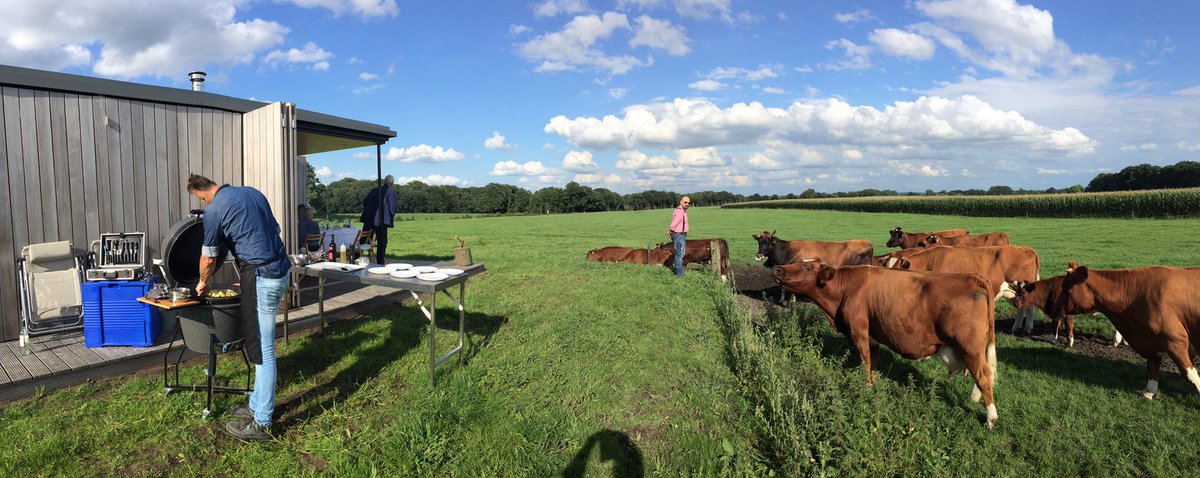 Eten bij het <a href="/drostes/">Harald Droste</a> in Nutter. Midden tussen de koeien en met prachtig weer!