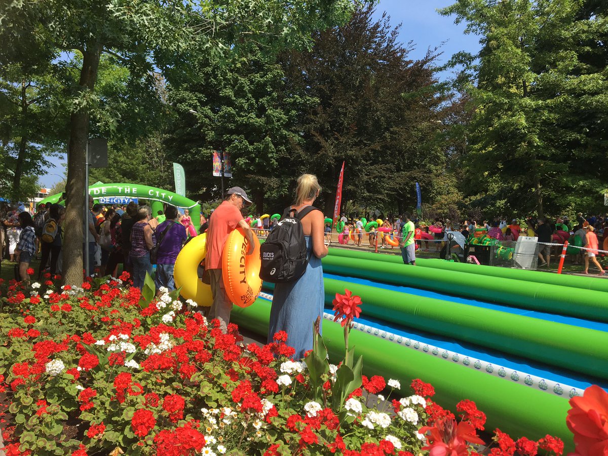 It's a beautiful day in the neighbourhood. #NorthVan #FunCityFestival https://t.co/92hPlL19UQ