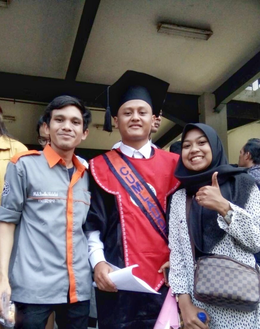 kpsfhuad's tweet photo. Congraduation senior KPS Fakultas Hukum UAD ^^ Selamat telah menjadi lulusan sarjana dengan pujian, semoga ilmu nya berkah dan bermanfaat :) https://t.co/NgbviGtubB