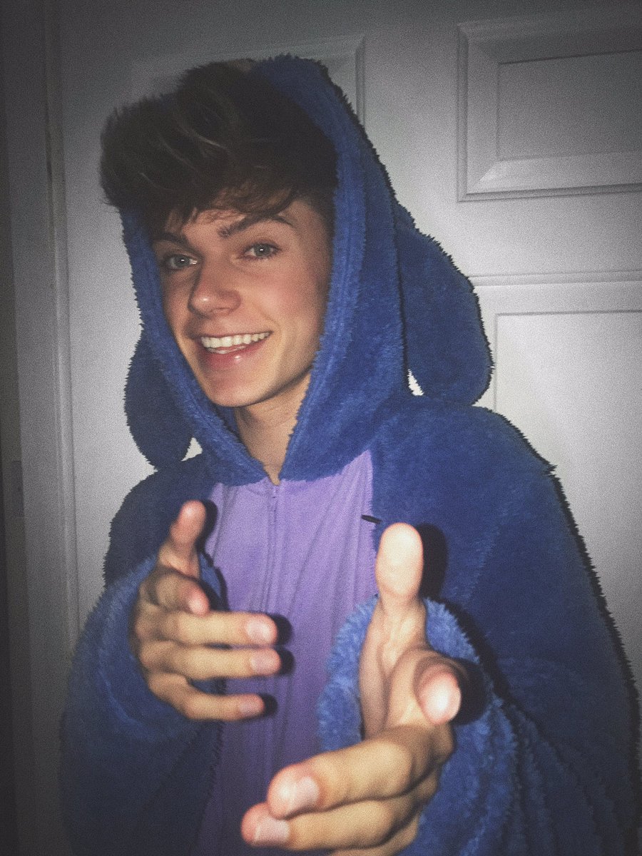 HRVY's tweet image. really tried to get a picture but me and the boys couldn't stop laughing 😂 such a funny night