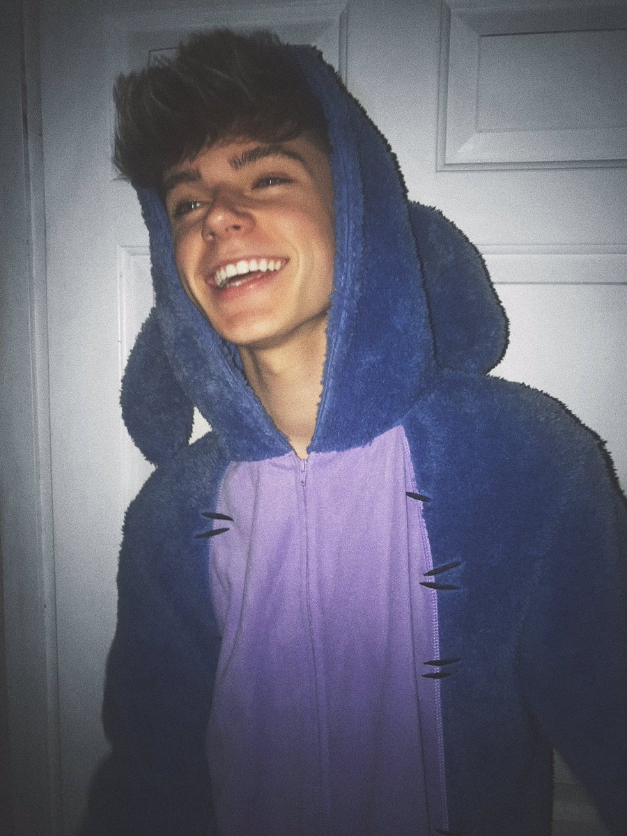 HRVY's tweet image. really tried to get a picture but me and the boys couldn't stop laughing 😂 such a funny night