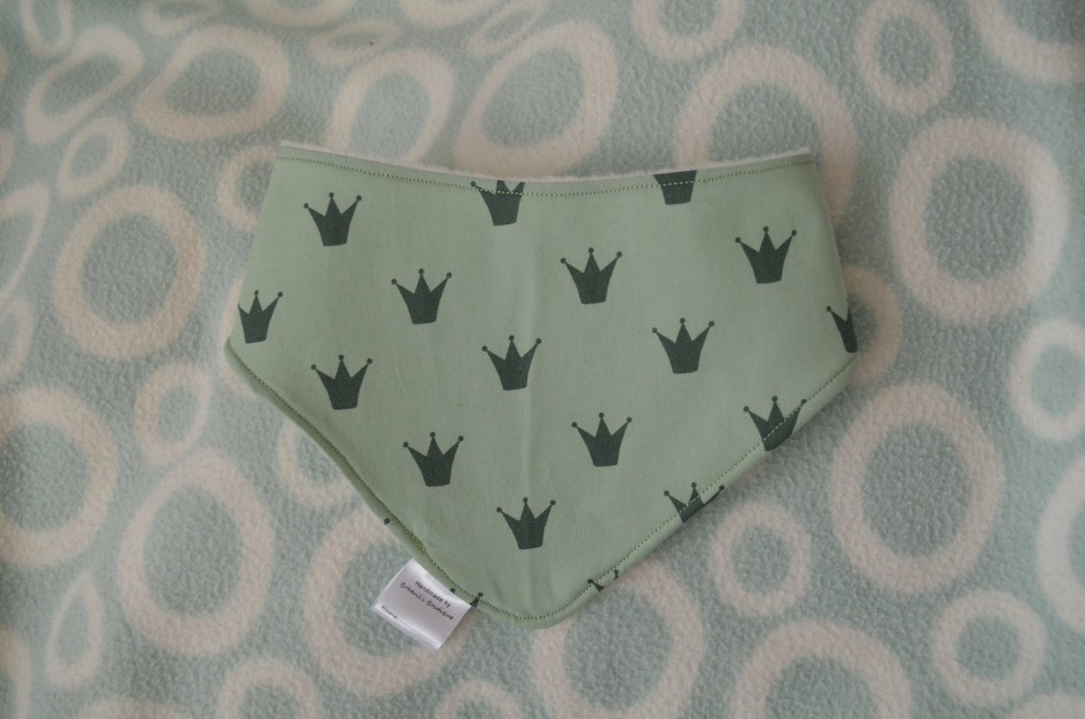 BobtailsBoutiqu's tweet photo. Green Crown Baby Bib, Baby Dribble Bibs, Baby Bandana Bib, Teethinโฆ https://t.co/v3WGtZWgLl #onlinecraft #InfantGift https://t.co/cSYW00VEYi