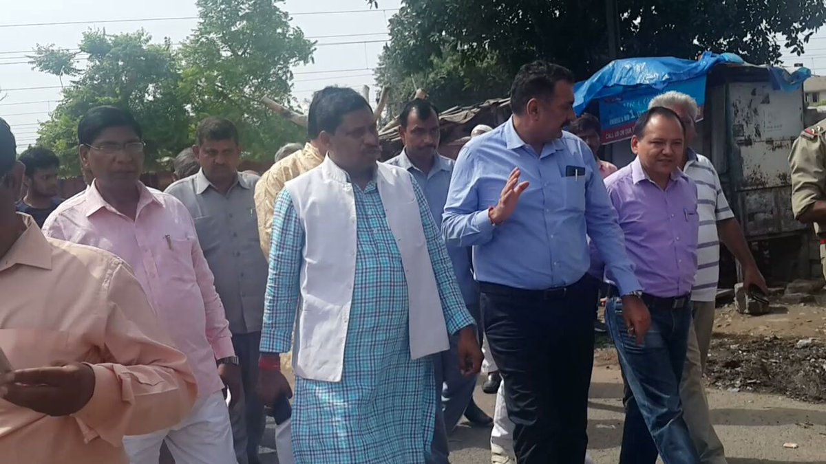 DrRamShankarMP's tweet photo. तहसील सदर चौराहे से ईदगाह की ओर रेलवे ओवर ब्रिज बनाने के लिए डी.आर.एम. के साथ मुआयना करते हुए। साथ हैं छावनी विधायक डॉ जी.एस धर्मेश जी। https://t.co/ie4pCmosfr