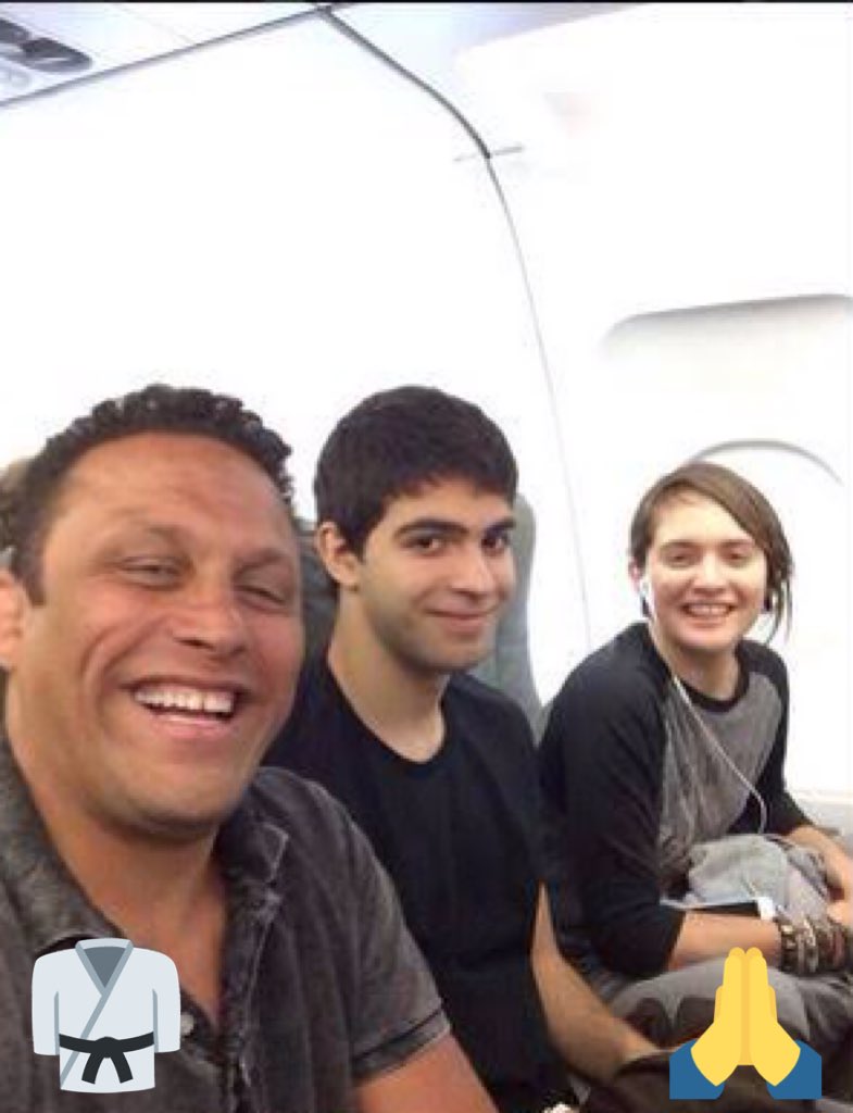 ThattyaneCruz's tweet photo. #FELIZDIADOSPAIS 🙏🏻 #GRANDESHEROIS #SUPERFATHERS ❤️GOD BLESS WITH ALL MY HEART BEAUTIFUL FAMILYS 📸✨AND U @RenzoGracieBJJ YOU ROCK IDOL!🙏🏻❤️🥋 https://t.co/YXC1pD1RcB