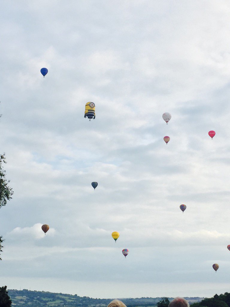 Look....@SpotStuart the Minion is flying right over the suspension bridge tonight...hooray x <a href="/bristolballoon/">Bristol International Balloon Fiesta</a>