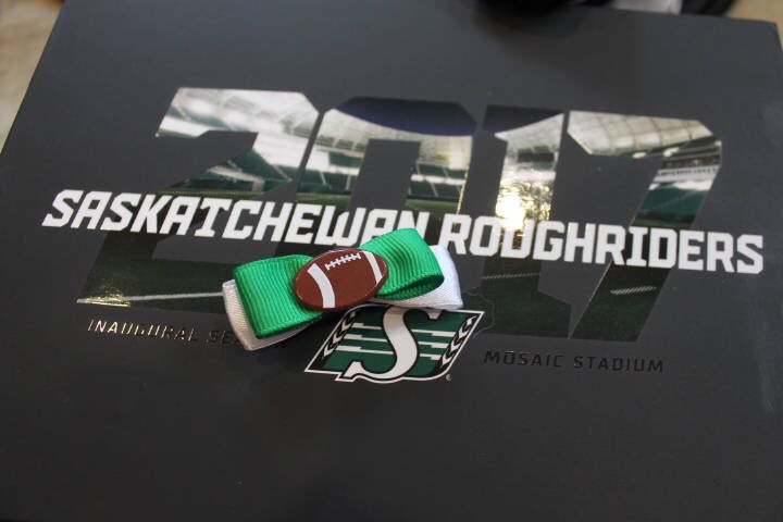 IWho's painting their face and who's cheering from home? I'm heading to the game with my mom! #Etsy #CFl #GameDay #GoGreen #Roughriders #SK