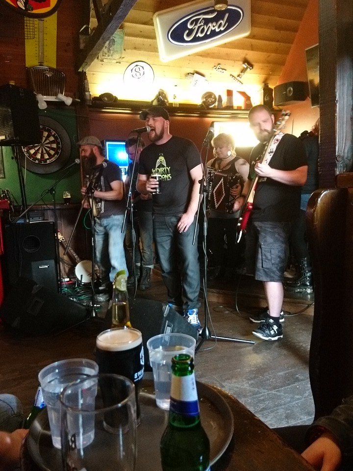 orkney_livewire's tweet photo. Sunday sesh in the #auldmotorhoose with Scaldin Bragg https://t.co/znHB2qA6Js
