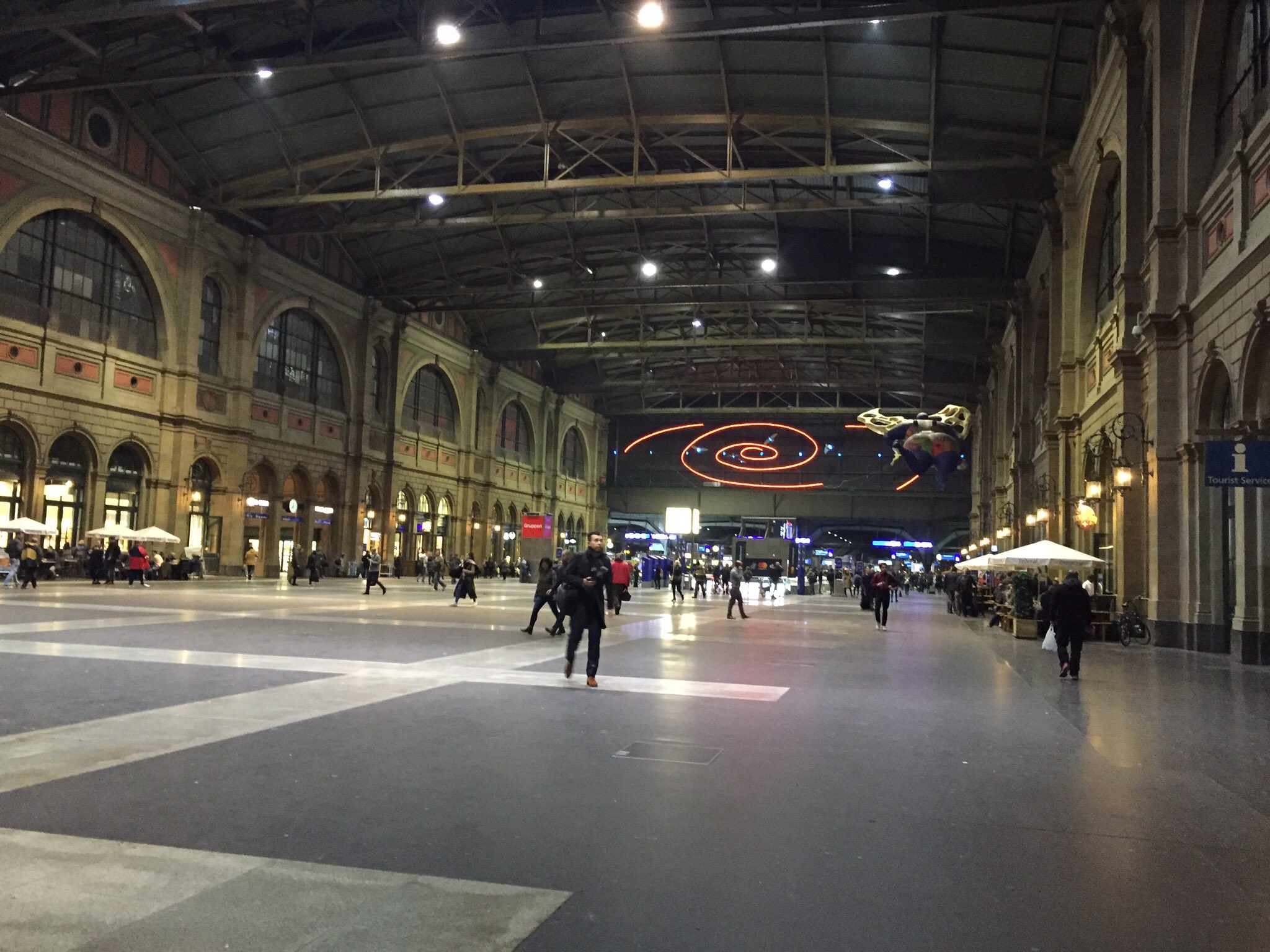 Trantran Zurich Hb チューリッヒ中央駅 なかなかの規模の屋内ライブができそう チューリッヒ 空港から一本 分足らずで着きましたが 切符買うときに チューリッヒ だけでは通じませんでした そらそうだよね 街全体がチューリッヒだもんね