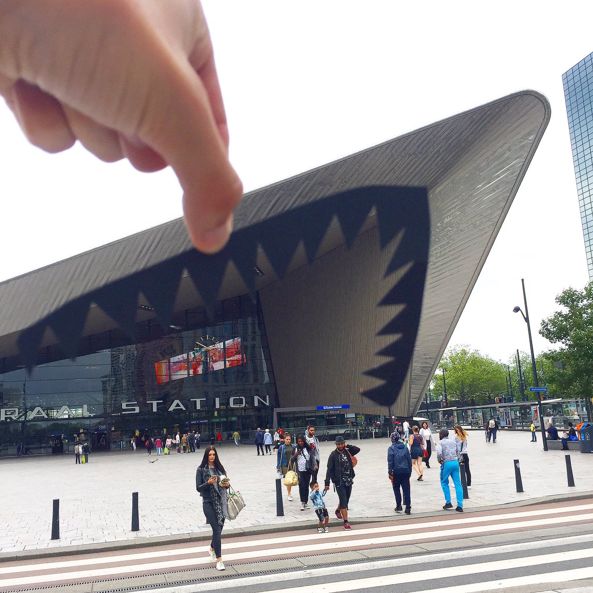 This Rotterdam(n)-shark is born to be wild!!!
#rotterdam #trainstation #shark #art