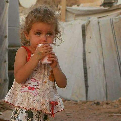 saharaboshrof's tweet photo. في احلى من هالطفلة #السورية
الفقر والحرب ظالمين
بس انتي حلوة https://t.co/z3DMF41Q1d