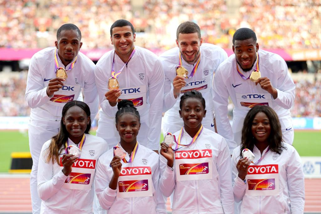 TeamGB's tweet image. All white on the night! 

🇬🇧 sprint relay teams receive their gold and silver medals.

Relive their moment 👉 bit.ly/2uAITgh