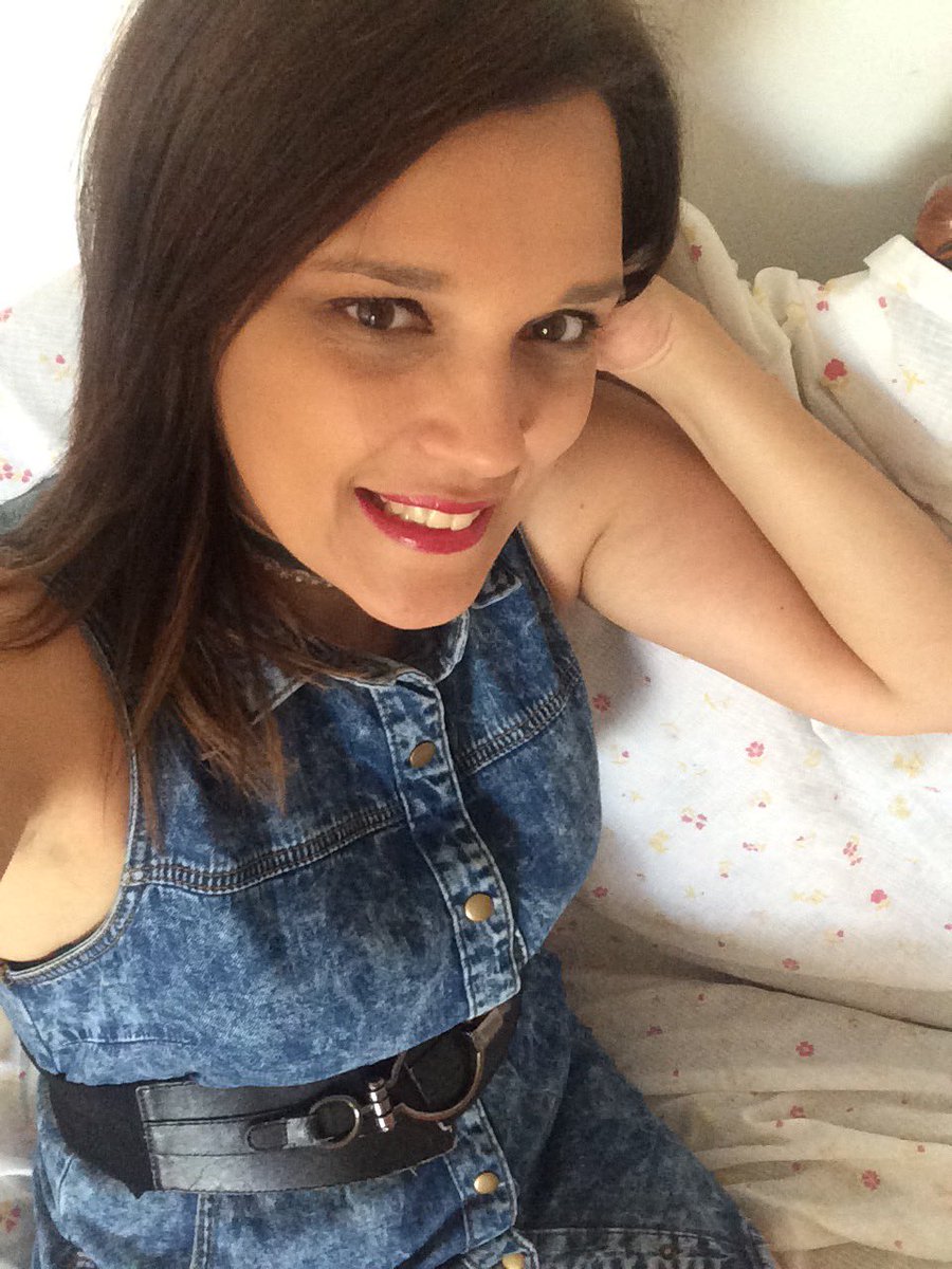 bonnie1019_Habs's tweet photo. Sunday lunch at my mom with the Italian sheets on the sofa #typicalitalian #Sundayselfie lol https://t.co/qADg9v0bgw