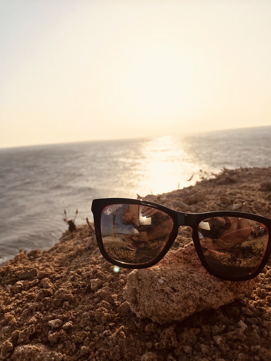 Cuando disfrutas con tus nuevas hawkers de una puesta de sol <a href="/HawkersCo/">HAWKERS CO.</a>