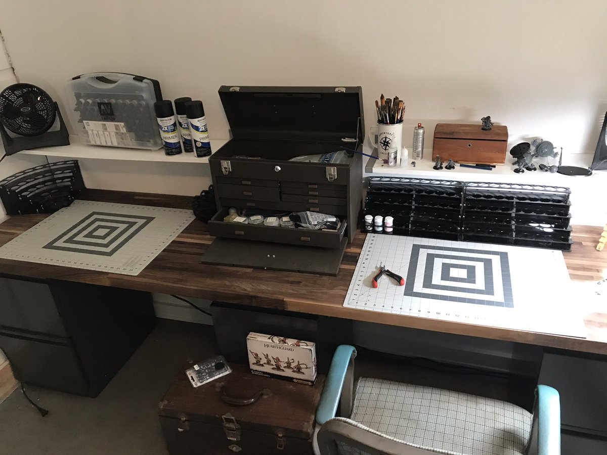 ACoatofGrey's tweet image. Some shots of my new hobby space. Few things missing still but it's coming together. #miniwargaming #hobbyspace