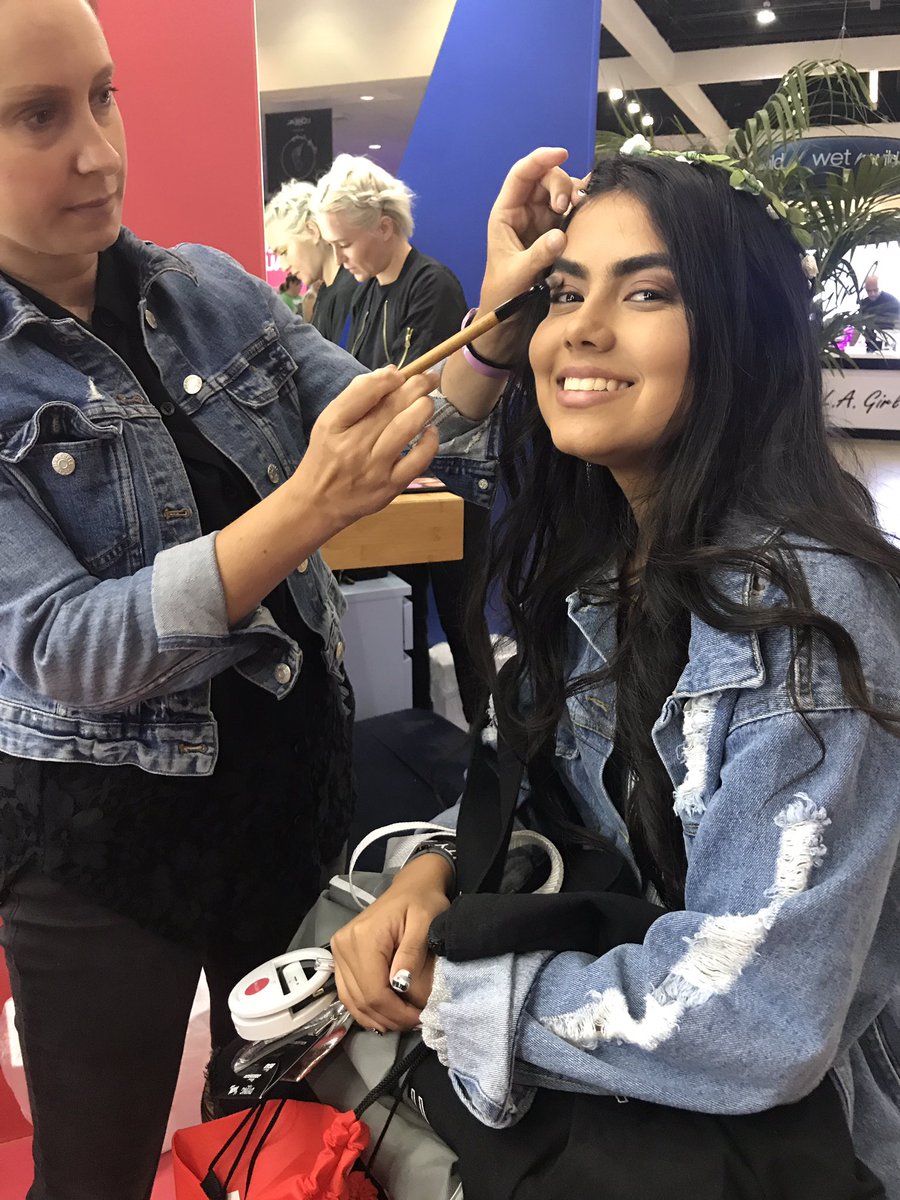 lifetimetv's tweet image. Everyone is glowing at #BeautyconLA Day 2 at the #LifetimeMovies Slay Station! #SlayAllDay #LifetimeBeautycon